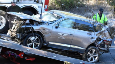 Mobil Tiger Woods usai kecelakaan parah.