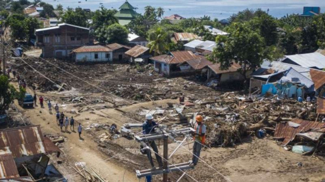 Sejumlah petugas memperbaiki jaringan listrik yang terputus akibat banjir bandang di Adonara Timur, Kabupaten Flores Timur, Nusa Tenggara Timur (NTT), Kamis, 8 April 2021.