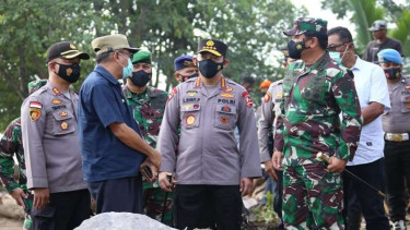 Kapolri dan Panglima TNI meninjau lokasi bencana di NTT