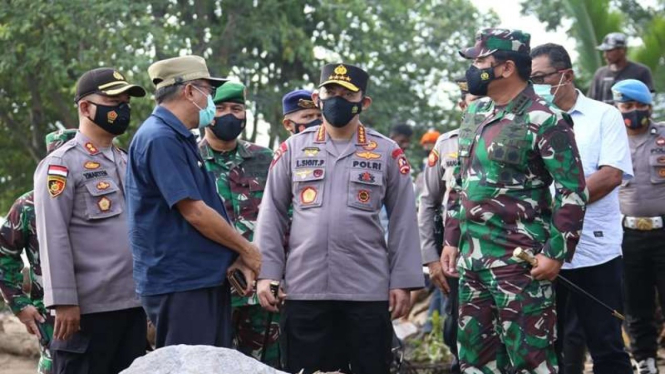 Kapolri dan Panglima TNI meninjau lokasi bencana di NTT