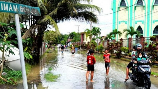 Air banjir mulai menggenangi sejumlah lokasi di Tanjung Selor, Bulungan, Kalimantan Utara, Jumat, 09 April 2021.