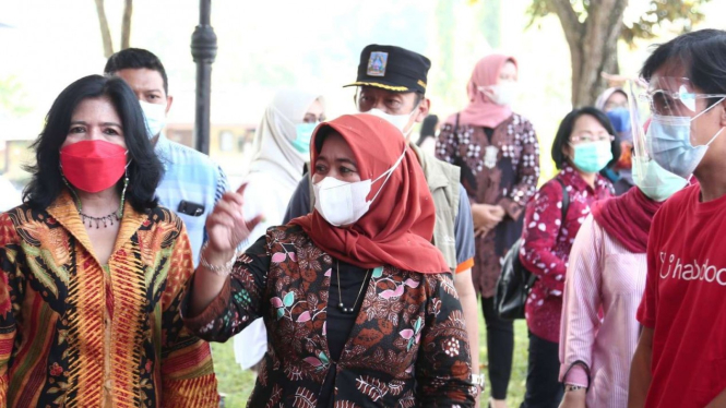 Bupati Sleman tinjau vaksinasi drive thru di Candi Prambanan.