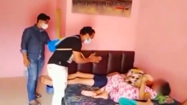 Polisi saat menangkap pelaku
