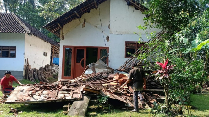 Rumah rusak akibat gempa di Malang, Jatim.