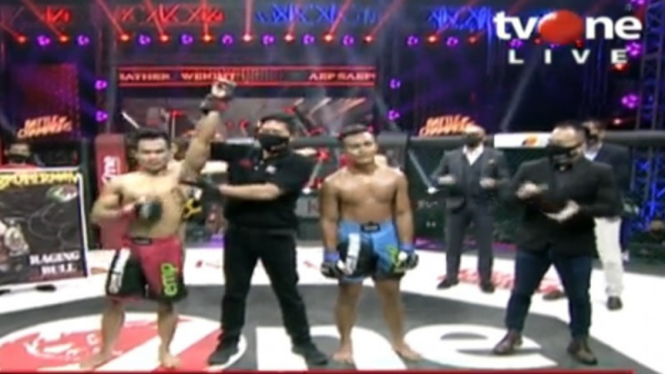 Aep Saepudin pertahankan sabuk juara kelas Featherweight One Pride MMA.