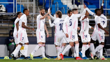 Para pemain Real Madrid merayakan gol. 