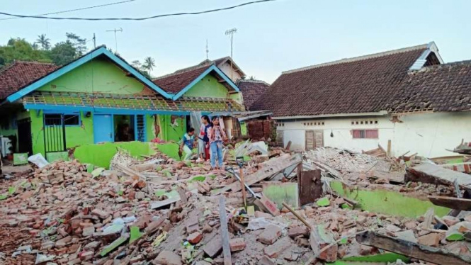Rumah runtuh milik Sutrisno akibat gempa bumi selatan Malang