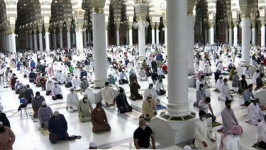Salat berjamaah dengan jaga jarak di Masjid Nabawi, Madinah, Arab Saudi