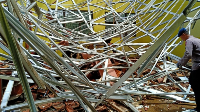 Bangunan rusak akibat gempa di Malang.