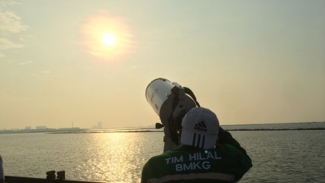 Tim Pemantau Hilal Badan Meteorologi, Klimatologi, dan Geofisika (BMKG) melaksanakan pemantauan di Dermaga Hati, Taman Impian Jaya Ancol, Jakarta Utara, Senin 12 April 2021.