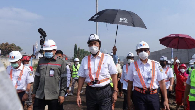 Menko Luhut meninjau progres pembangunan Kereta Cepat Jakarta Bandung.