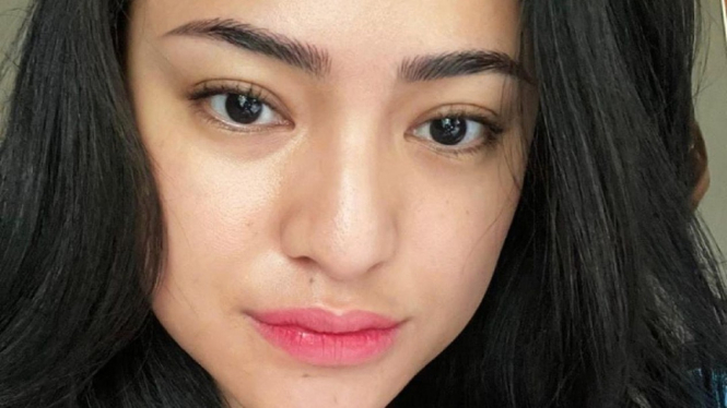 Marshanda, salah satu artis yang melakukan sulam alis.