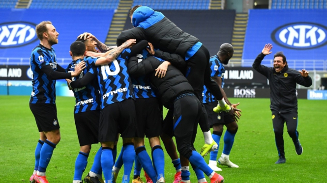 Pemain Inter Milan dan Antonio Conte merayakan kemenangan