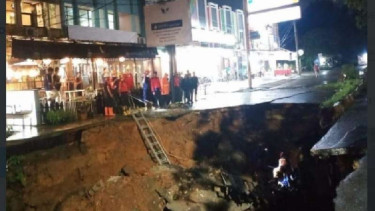 Kondisi jalan ambles di depan GDC Depok