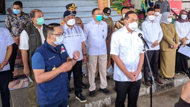 Gubernur Jabar Ridwan Kamil dan Mendag Lutfhi di Pasar Kosambi Kota Bandung.