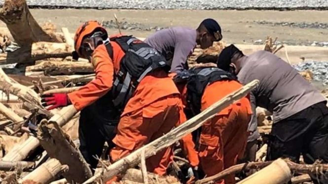 Tim SAR gabungan masih mencari 22 korban yang belum ditemukan akibat bencana banjir lahar hujan dari puncak Gunung Ile Lewotolok di Kabupaten Lembata, Nusa Tenggara Timur (NTT), Selasa, 13 April 2021.