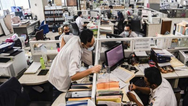 Pegawai BKD DKI menyelesaikan pekerjaannya di kantor Balai kota Jakarta