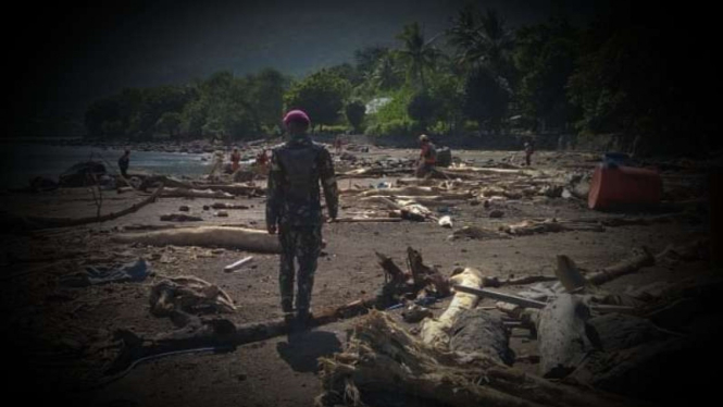 VIVA Militer: Prajurit Marinir TNI di lokasi longsor Lembata.