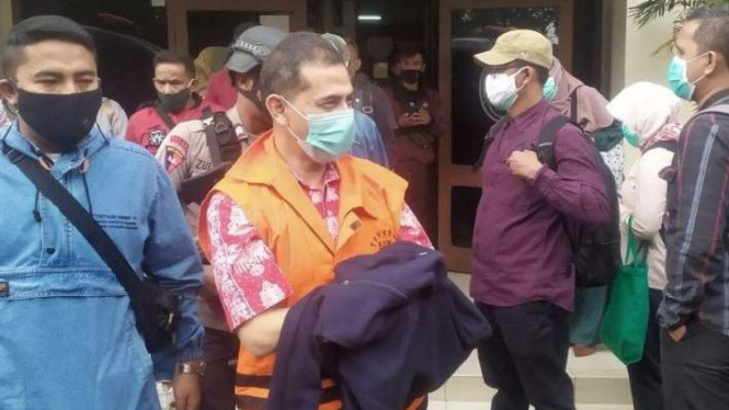 Wali Kota Cimahi nonaktif Ajay M Priyatna usai menjalani sidang di PN Bandung.