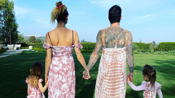 Gaya vokalis Maroon 5, Adam Lavine berpose dengan keluarganya