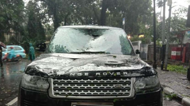 Mobil Range Rover remuk ditimpa pohon tumbang