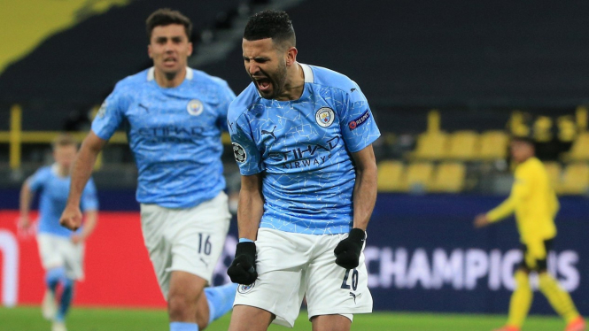 Gelandang Manchester City, Riyad Mahrez, merayakan gol 