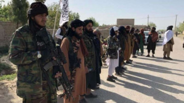 Pasukan Taliban berjaga di pos pemeriksaan di Afghanistan