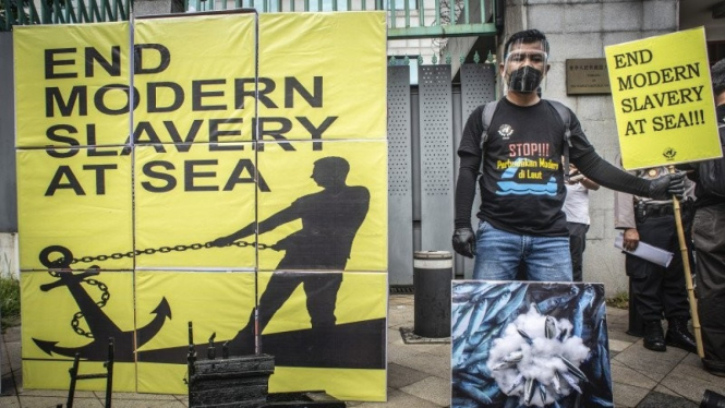 Serikat Buruh Migran Indonesia (SBMI) berunjuk rasa di depan Kedubes China.