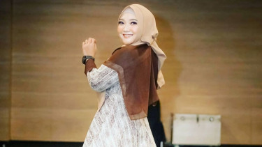 Sulis, penyanyi religi.