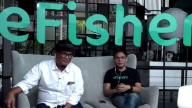 CEO eFishery Gibran Huzaifah ((Kanan), Petambak Udang Bobby (Kiri).