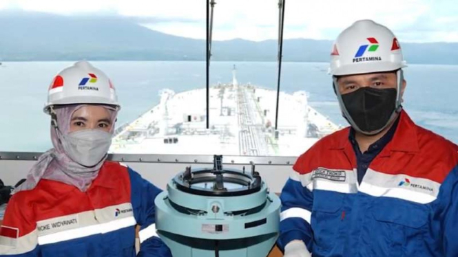 Menteri BUMN Erick Thohir (Kanan), Dirut Pertamina Nicke Widyawati (Kiri).