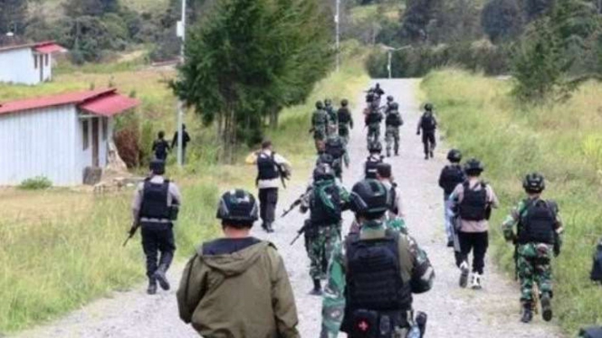 Satgas Nemangkawi TNI/Polri mengendalikan situasi kamtibmas di Boega, Papua.
