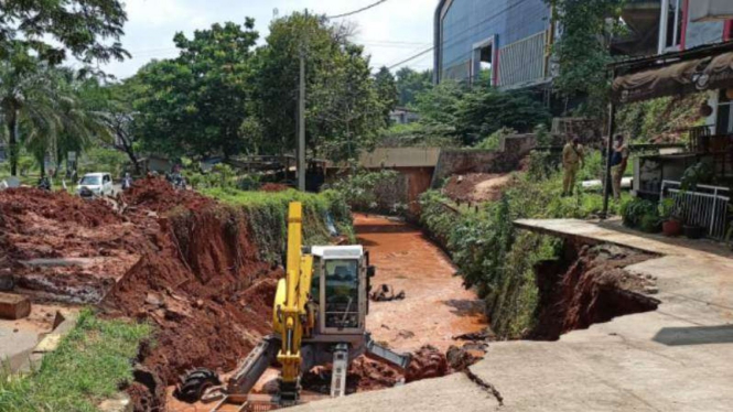 Jalan ambruk di GDC.