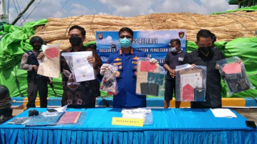 Polairud Polda Kalbar menangkap pelaku penyelundupan rotan.