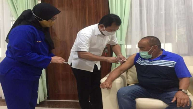 dr Terawan menyuntikkan vaksin Nusantara ke Aburizal Bakrie
