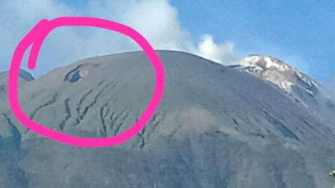 Lubang yang terdapat di puncak Ili Lewotolok, di Kabupaten Lembata, Nusa Tenggara Timur (NTT).