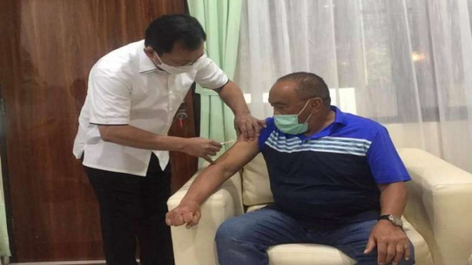 Aburizal Bakrie disuntik vaksin Nusantara oleh dr Terawan