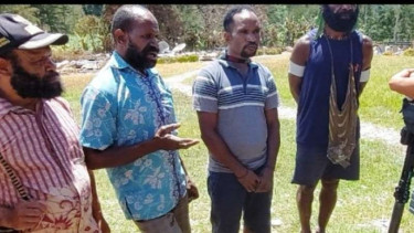 Tokoh agama Kristiani distrik Julukoma Pdt Jupinus Wama bersama warga sedang berkomunikasi menceritakan keresahan aksi kelompok kriminal bersenjata KKB dengan aparat keamanan gabungan TNI/Polri.