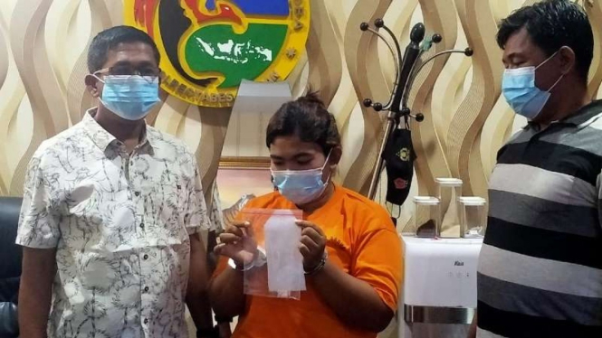 Polisi memperlihatkan seorang ibu muda setelah ditangkap karena kedapatan menjual narkoba jenis sabu-sabu di Medan, Sumatera Utara, Sabtu, 17 April 2021.