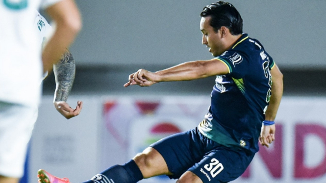 Striker Persib Bandung, Ezra Walian