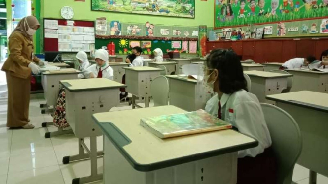 Ilustrasi menjalani kegiatan PTM di sekolah