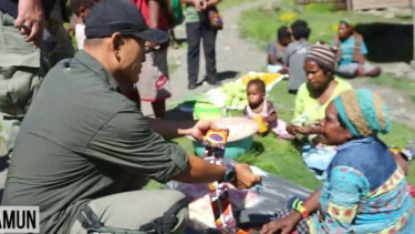 Warga Distrik Beoga, Kabupaten Puncak, Papua, kembali melakukan aktivitas setelah serangkaian aksi kekerasan oleh kelompok kriminal bersenjata (KKB) di daerah mereka beberapa waktu lalu.