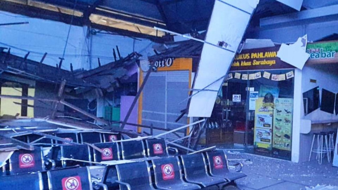 Atap Ruang Tunggu Stasiun Pasar Turi Surabaya Ambrol.