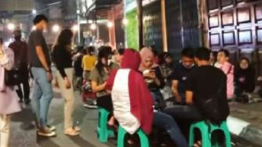 Kerumunan warga Medan di KCW (?Kesawan City Walk).