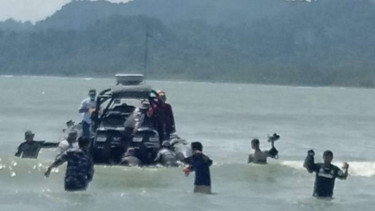 Personel TNI AL saat akan melakukan evakuasi.