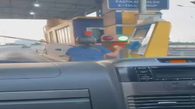 Emak-emak masuk dalam tol dengan sepeda motor