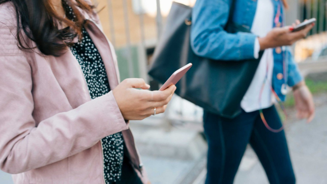 Generasi milenial tidak bisa jauh dari smartphone.