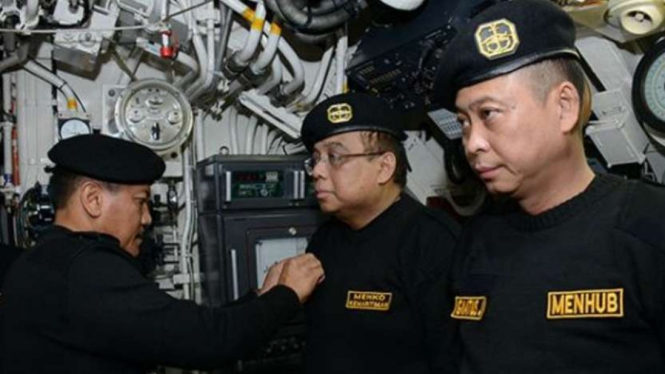 Mantan Menhub Ignatius Jonan saat menerima Brevet Kapal Selam 