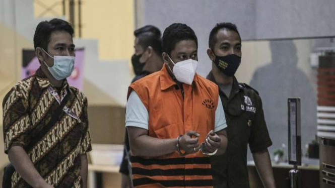 Eks Penyidik KPK Stepanus Robin Pattuju (rompi oranye)