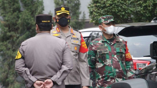 Kapolres Jakarta Pusat dan Dandim 0501/JP saat mengawal WN India di Ibis Menteng